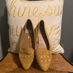 Seychelles yellow flats with cutout design☀️